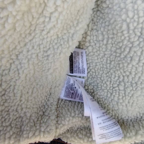 🌎Levi's || Vintage Fit Sherpa Lined Trucker Jacket - Picture 8 of 14